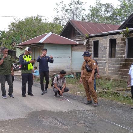 Dinas PUPR Melaksanakan Pengukuran Jalan Di Desa Bawahan Seberang Untuk Pengaspalan